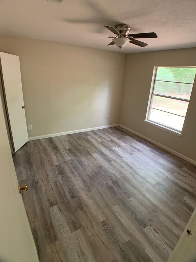 Building Photo - NRP - Pittsburg 3b 2bth $1,300/mo.