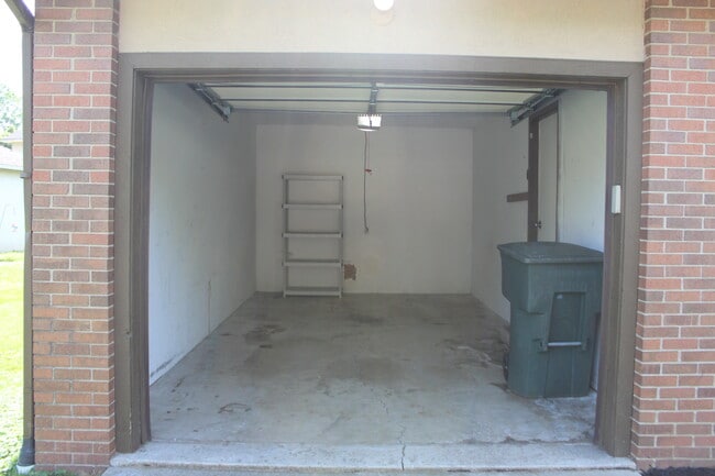 Building Photo - 1800 Quarry Ridge Dr