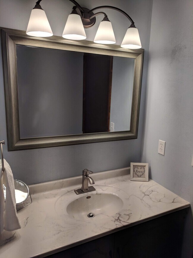Foto del edificio - 833 Nowland Ct
