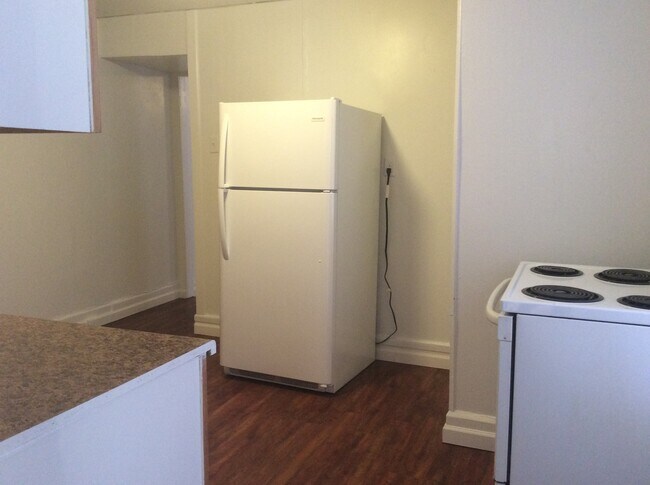 Building Photo - 1 Bedroom Apartment in Downtown near the J...
