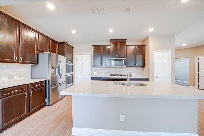 Building Photo - 410 Club House Dr