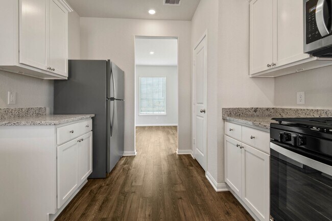 Foto del edificio - 320 Kingston Wy