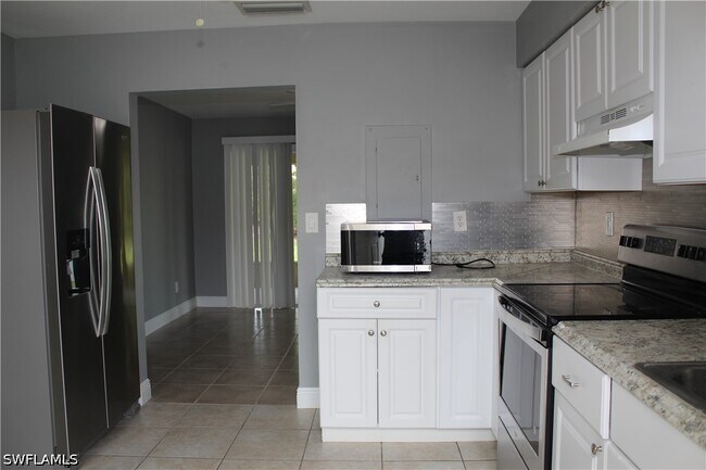 Foto del edificio - 334 Cape Coral Pkwy W