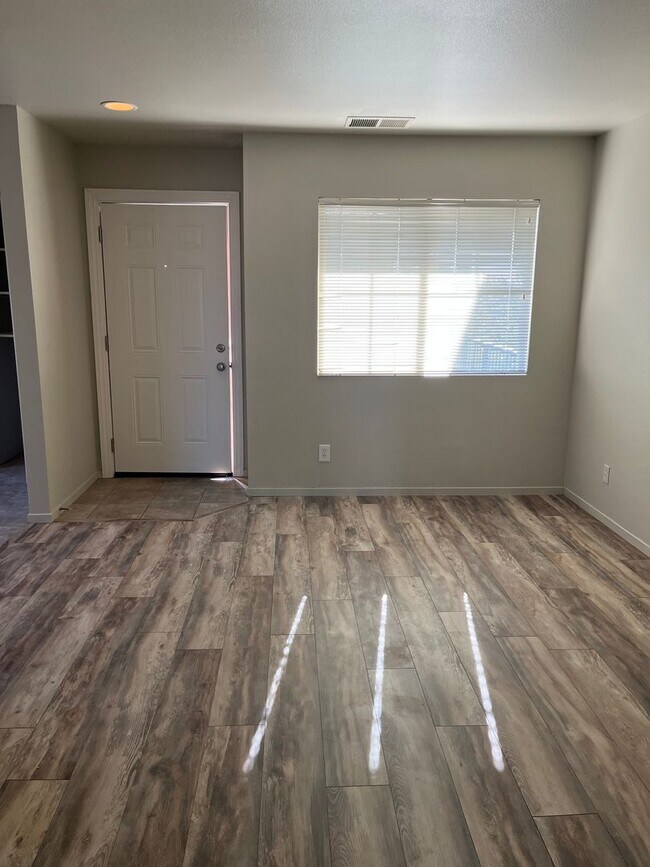 Building Photo - Two Bedroom Townhouse Style Apartment with...