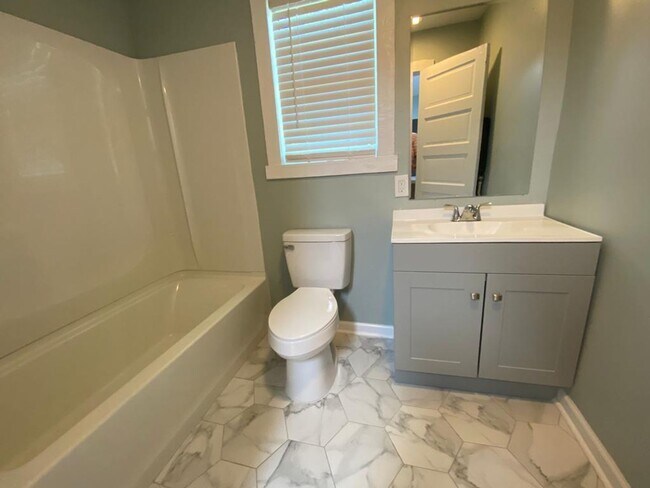 Foto del edificio - Large Brand New - One Bedroom (2 blocks from Historic Distr.)