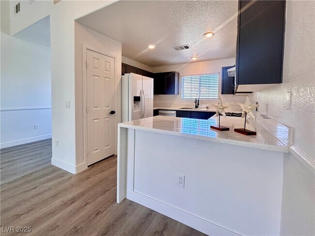 Foto del edificio - 400 Amber Pine St