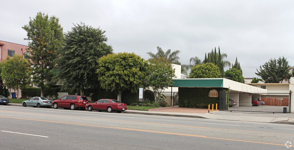 Primary Photo - 4444 Woodman Ave