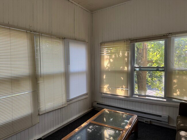 Foto del edificio - 210 Stewart Ave