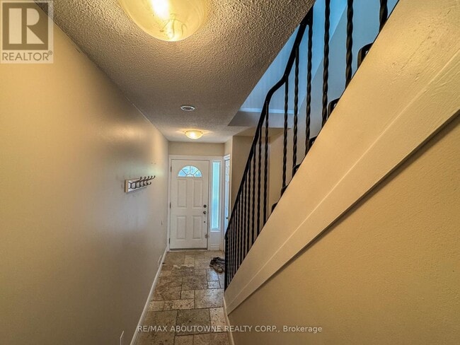 Building Photo - 2440 Bromsgrove Rd