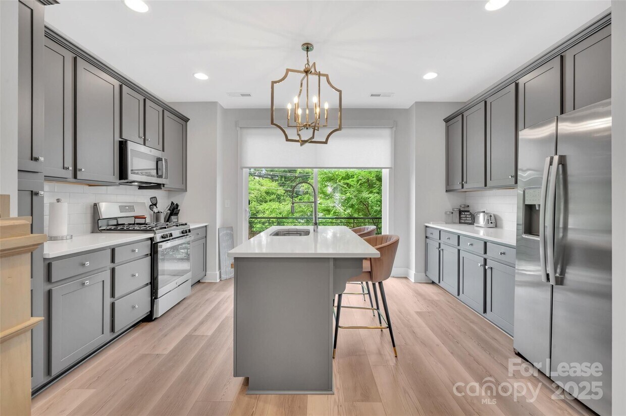 Foto principal - 1005-1036 E 36th St