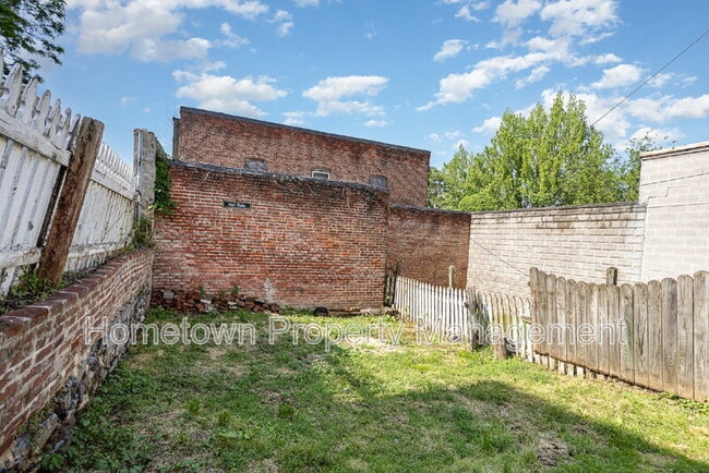 Building Photo - 321 W Mifflin St