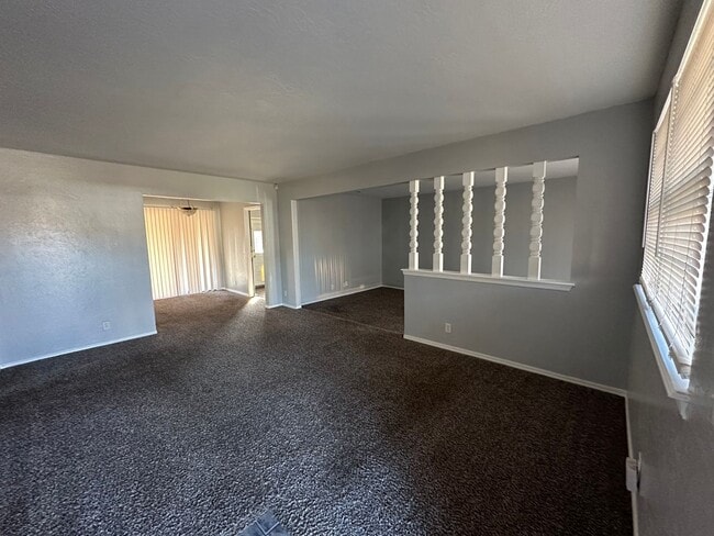 Building Photo - 4844 Woodview Dr