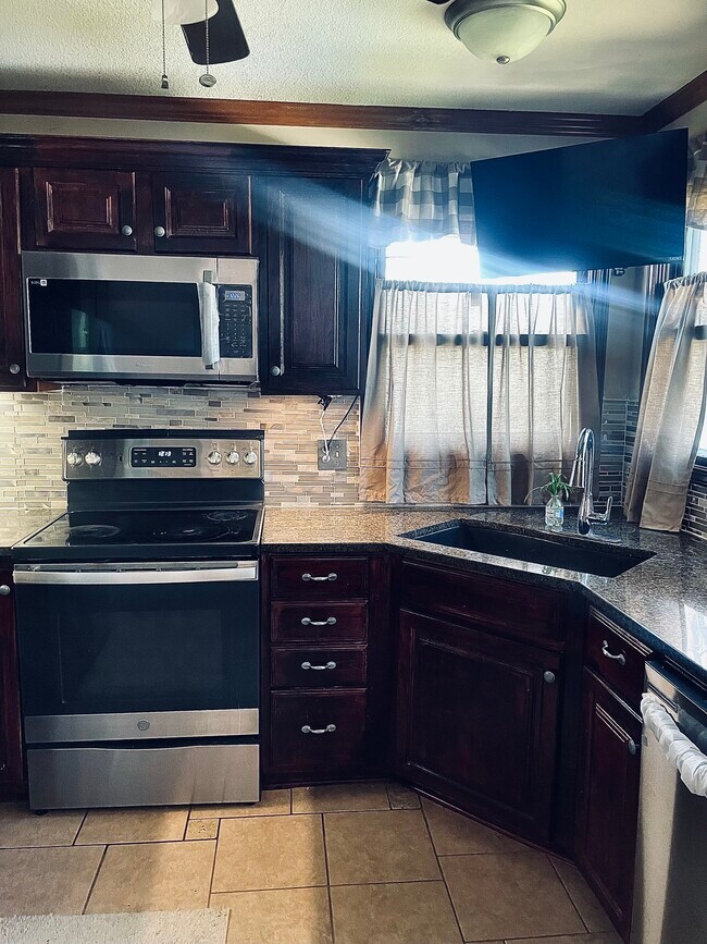 Foto del edificio - 8300 W 148th St
