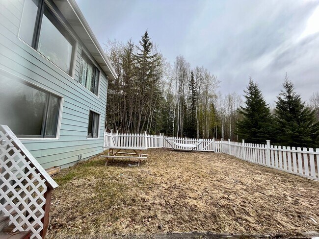 Building Photo - Pet friendly 2 bedroom, utilities included