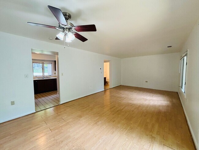 Building Photo - 3 Bedroom 2.5 Bath Townhouse