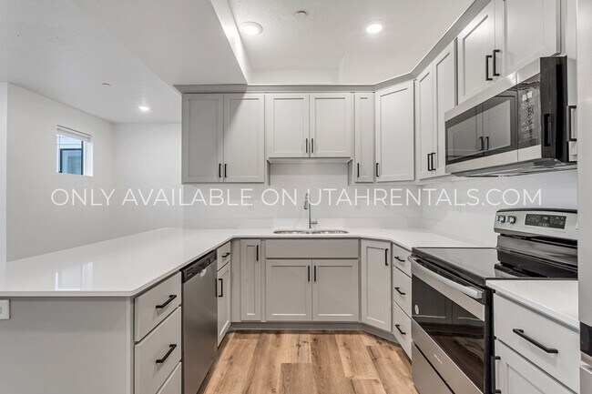 Building Photo - 768 715 S