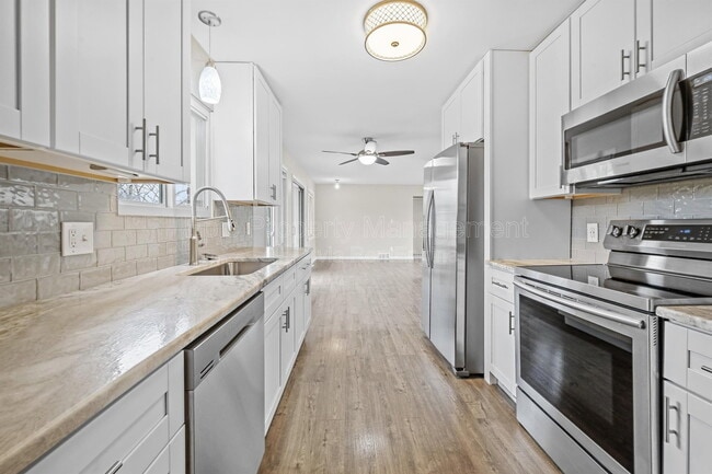 Foto del edificio - 24955 Lakeland St