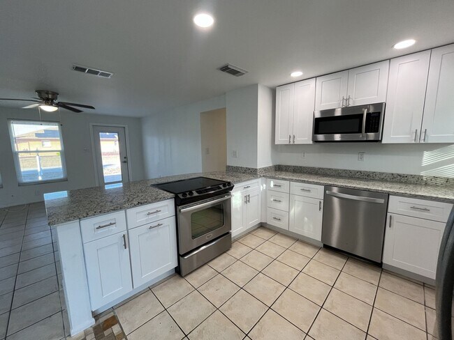 Foto del edificio - Updated 3-Bedroom Home with Granite Kitchen & One-Car Garage