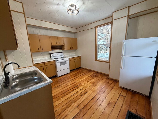 Building Photo - 489 Almond St