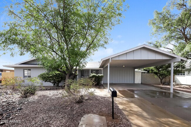 Building Photo - 2407 W Shady Glen Ave