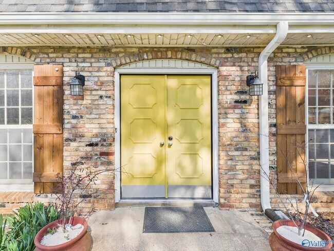 Building Photo - 2521 Lancelot Dr SE