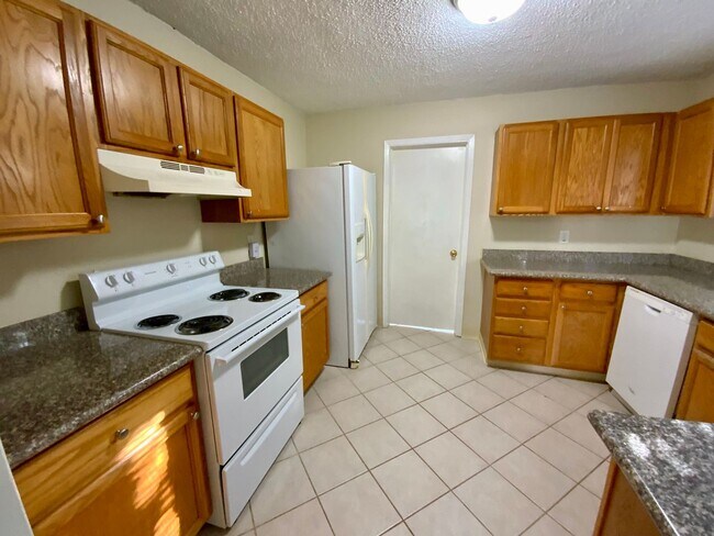 Building Photo - Nice 2+ Bed, 2 Bath House with Fenced Yard