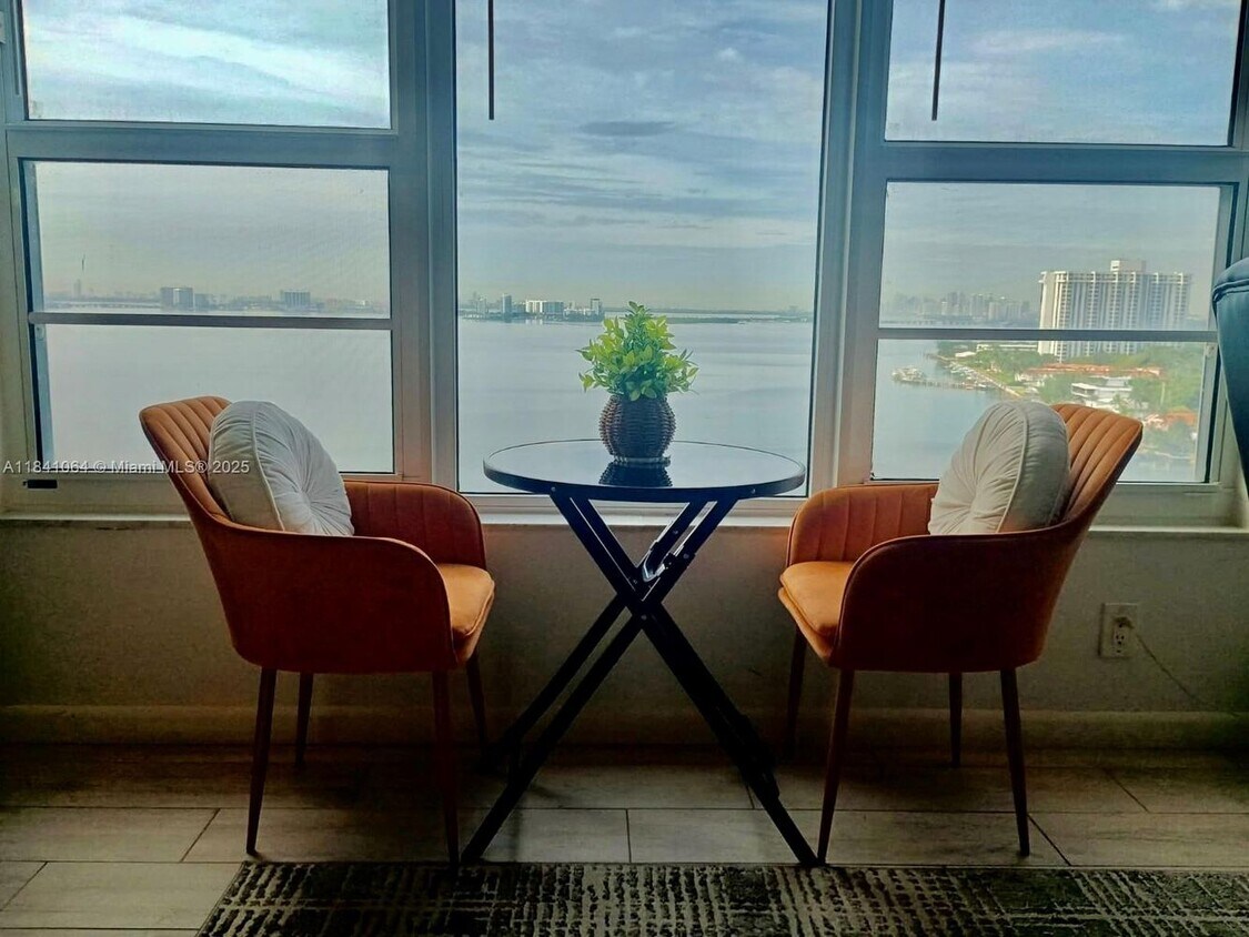 Foto principal - 11111 Biscayne Blvd