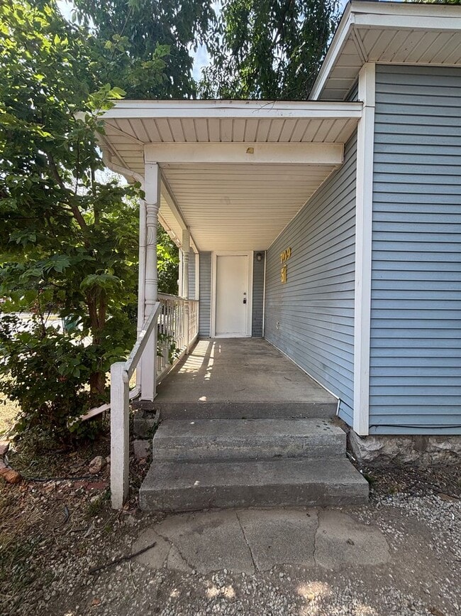 Building Photo - SUPER CUTE 1 BEDROOM 1 BATH HOUSE