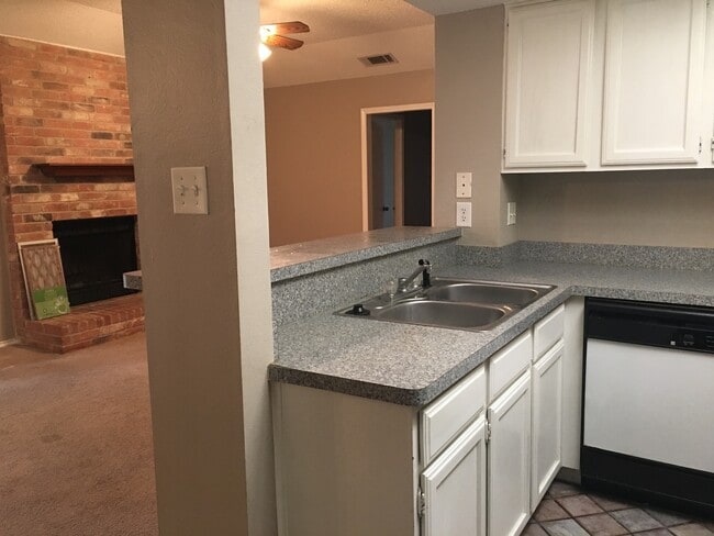 Building Photo - Nice 2/2 - 1 car garage Duplex on a heavil...