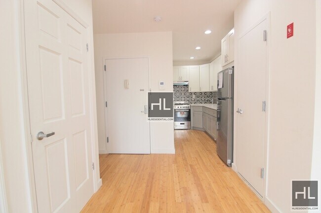 Foto del edificio - NEWLY CONSTRUCTED BRAND NEW 1 BEDROOM UTIC...