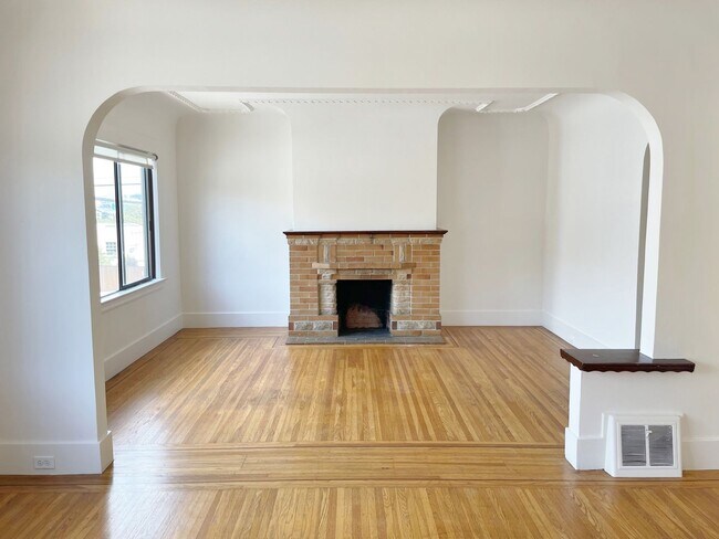 Building Photo - 2 BR / 1 BA Single Family Home, Hardwood F...