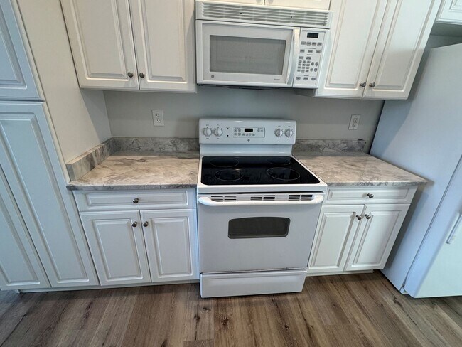 Foto del edificio - Brick End Unit Home in Taylor Springs NEW LVP FLOORING
