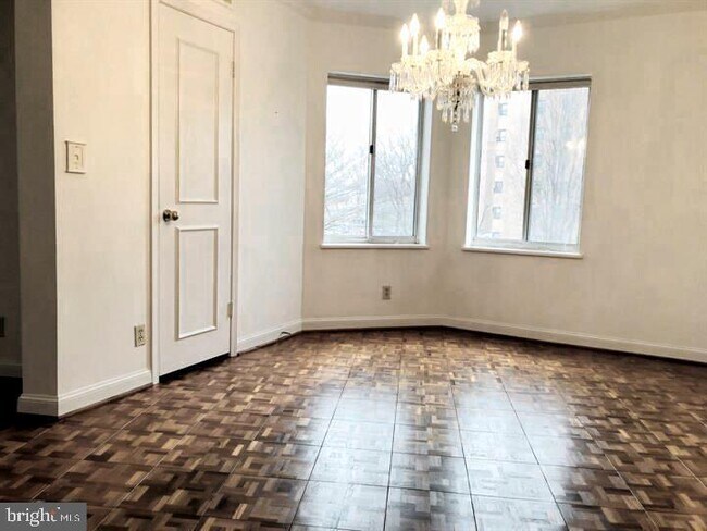 Foto del edificio - 1250 S Washington St