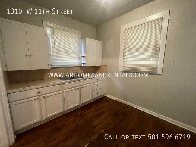 Building Photo - 1310  W 11th Street | $695 | 2 beds, 1 ful...
