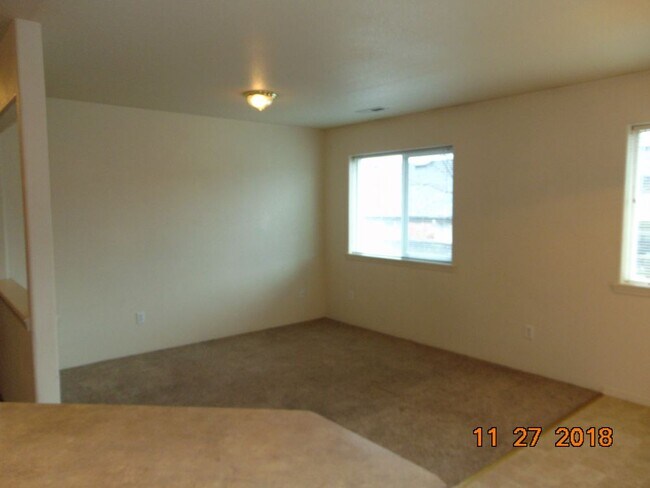 Building Photo - East Medford 2-Bedroom Apartment