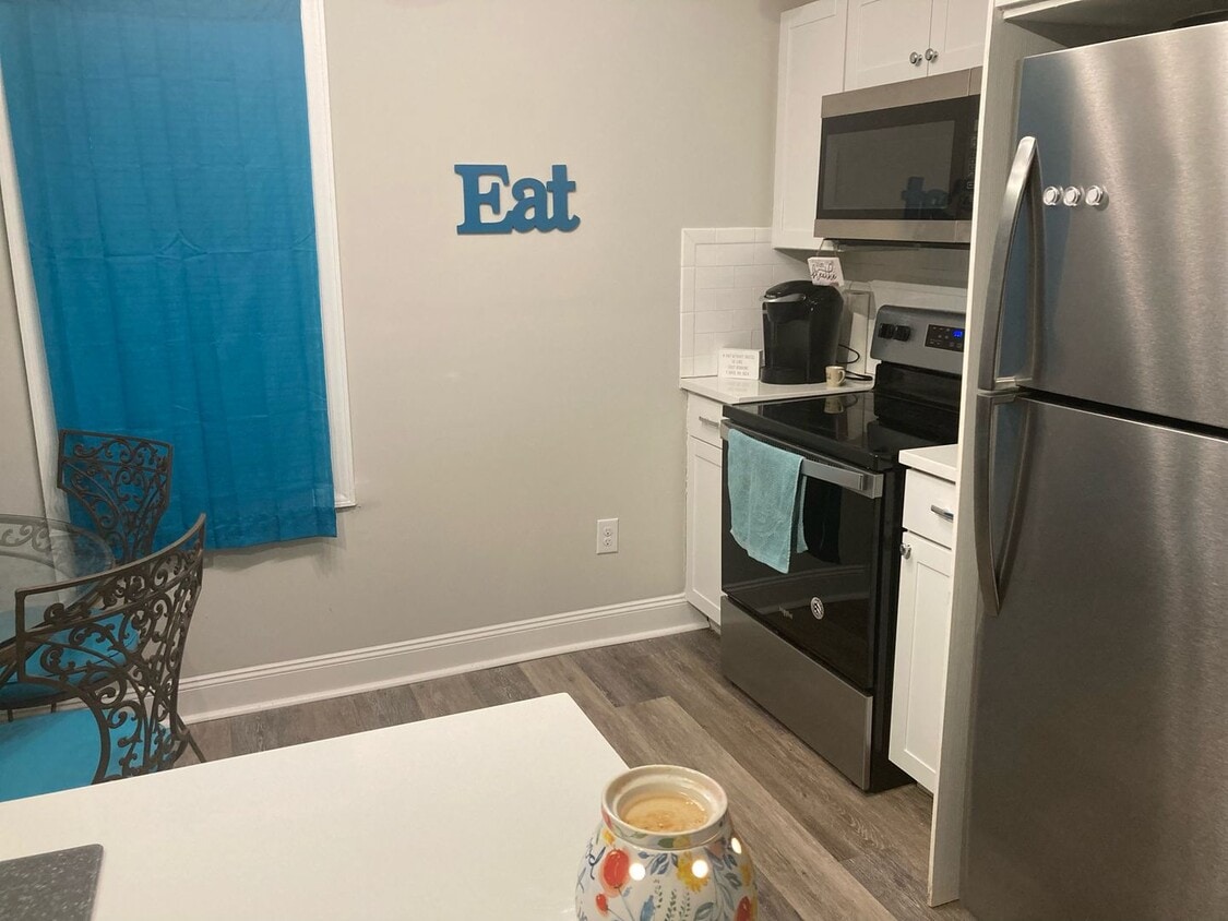 Building Photo - 1 Bed/1 Bath - Fully Renovated - Kitchen with Granite Countertops
