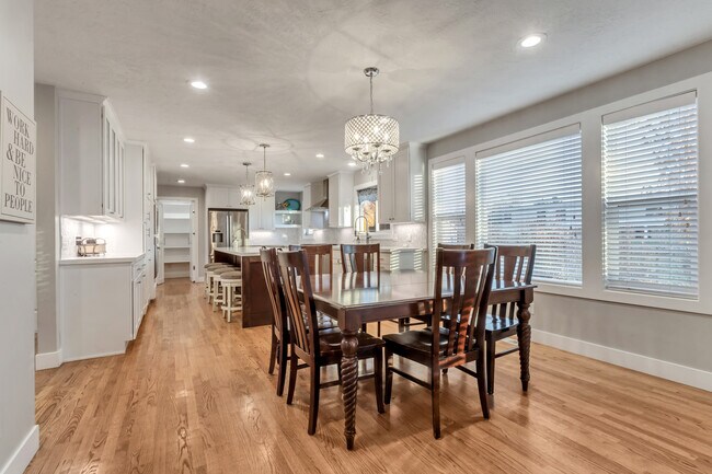 Dining - 5253 S Saddleback Dr