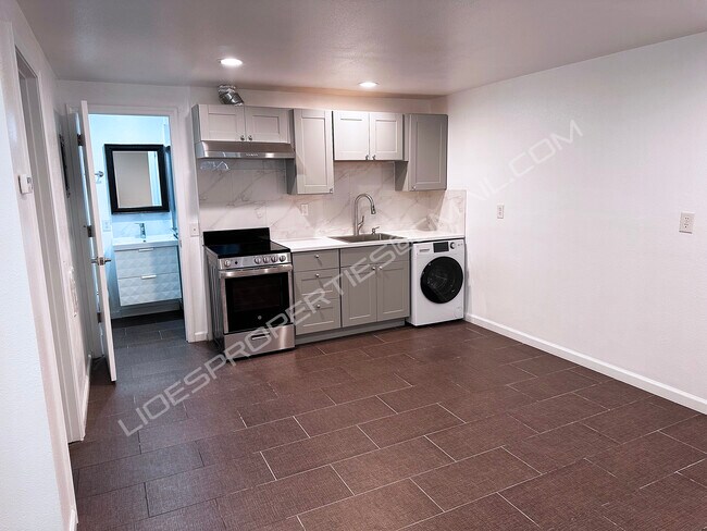 Kitchen - 2366 Beacon Ave S