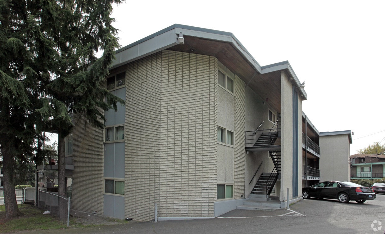Building Photo - 10311 Des Moines Memorial Dr