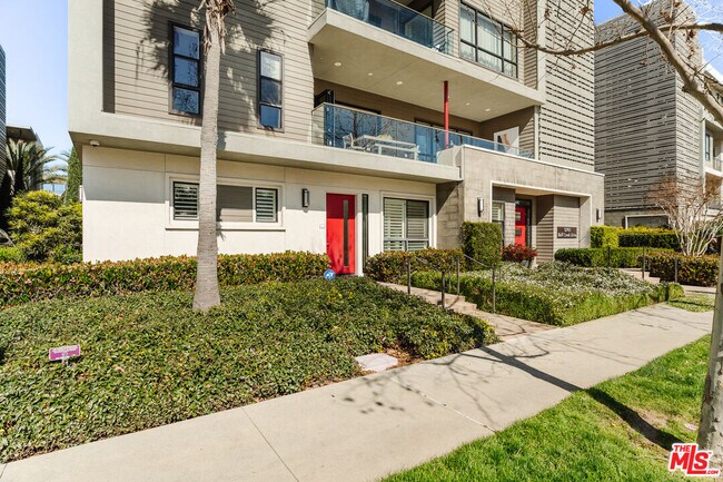 Foto del edificio - 12765 Bluff Creek Dr