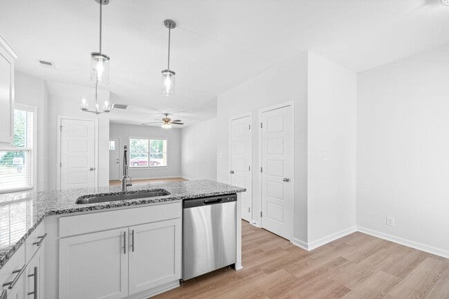 Building Photo - 2 Bedroom Condo For Rent Near Riverside Dr...