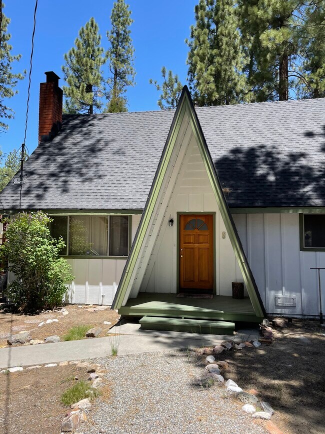 Foto del edificio - 1021 Mountain Ln
