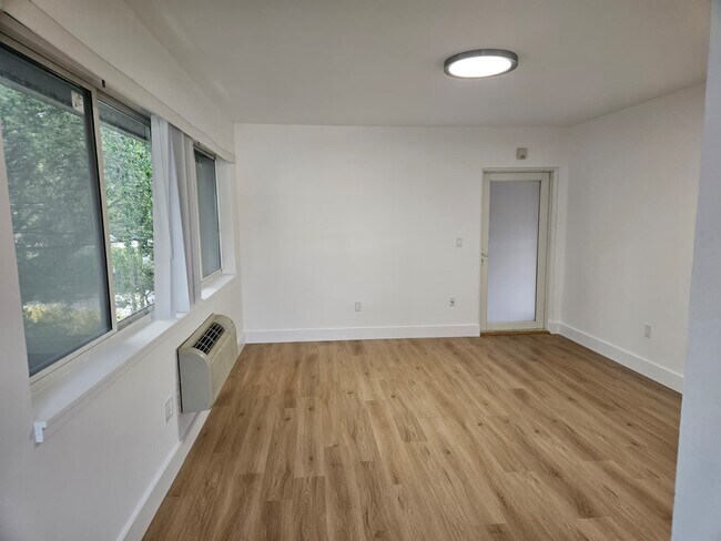 Building Photo - 631 NE 72nd Terrace