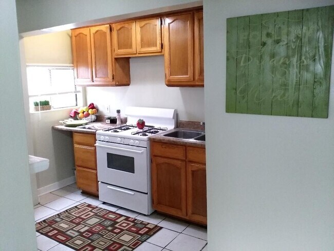 kitchen - 535 W School St