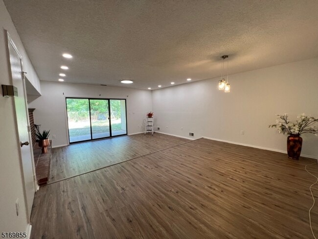 Foto del edificio - 67 Woodward Ln