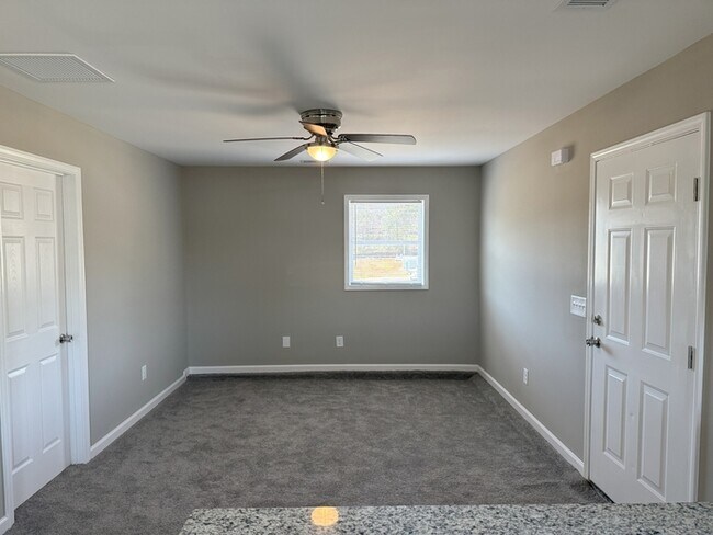 Foto del edificio - 223 Charlotte Place