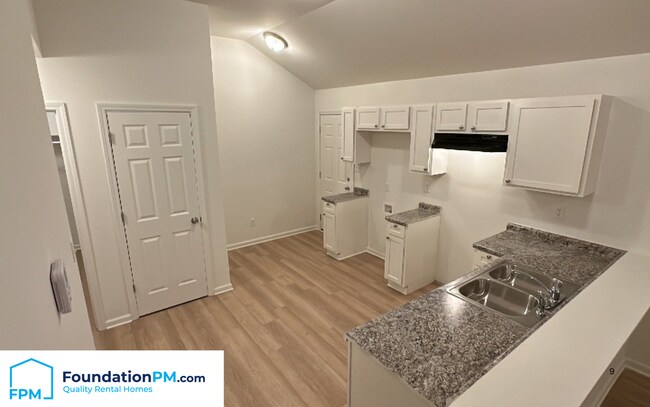 Building Photo - 96 W Byfield Dr