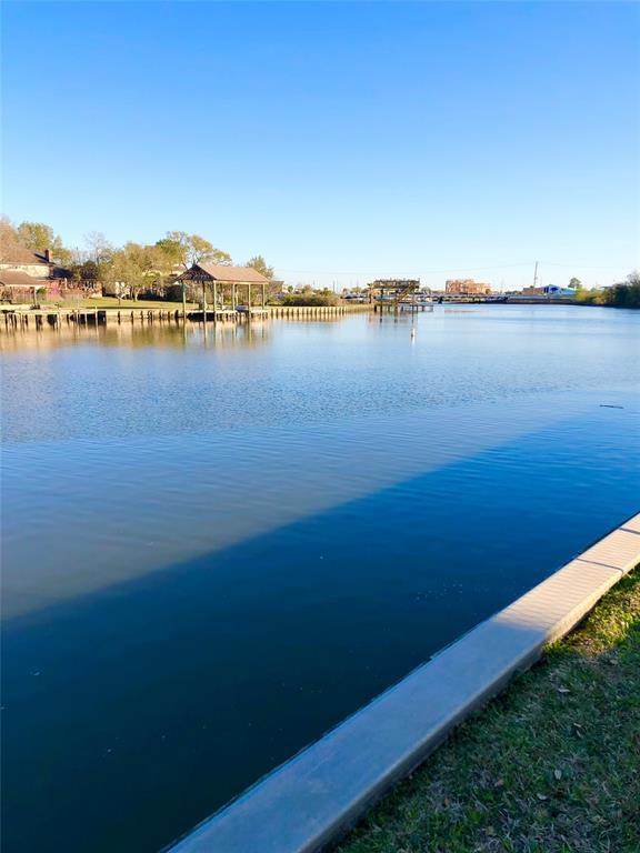 Building Photo - 2048 Lakeside Dr