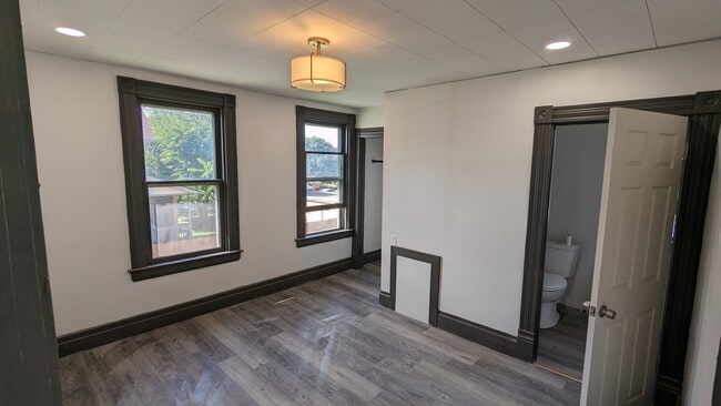 Building Photo - 424 Deer Ln