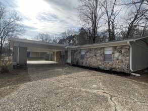 Building Photo - 2314 W Lakeview